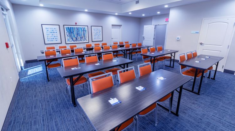 Holiday Inn Express Hotel & Suites Meeting