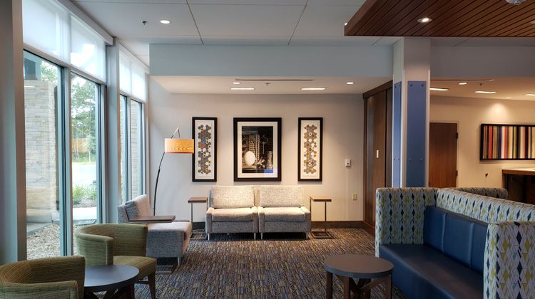 Holiday Inn Express & Suites Lobby