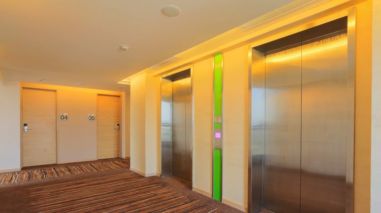 Holiday Inn Express Semarang Simpang Lobby
