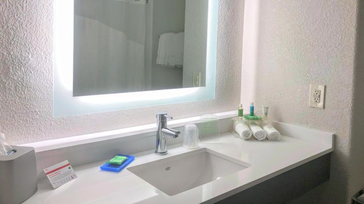 Holiday Inn Express Hotel & Suites Room