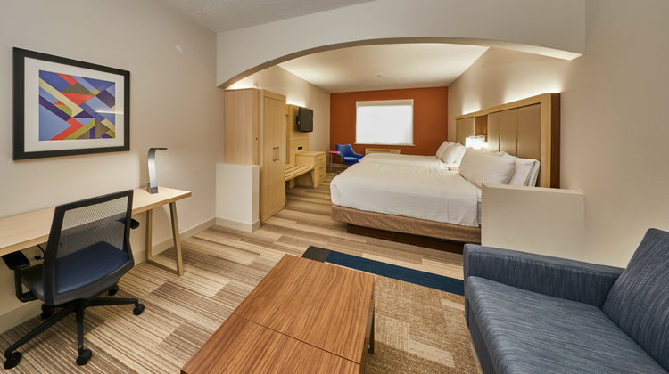 Holiday Inn Express Hotel & Suites Suite
