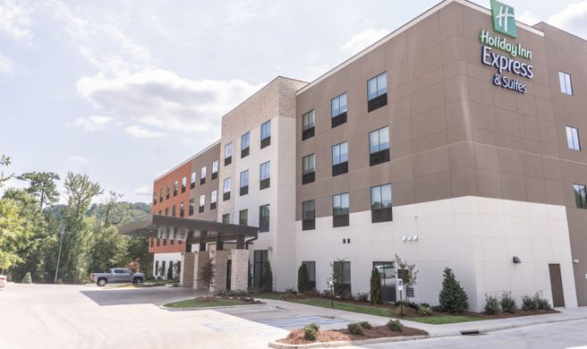 Holiday Inn Express & Suites Birmingham Exterior