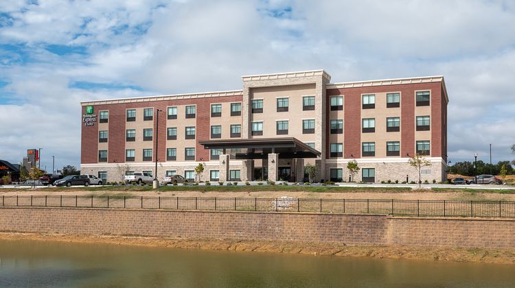 Holiday Inn Express & Suites Wentzville Exterior