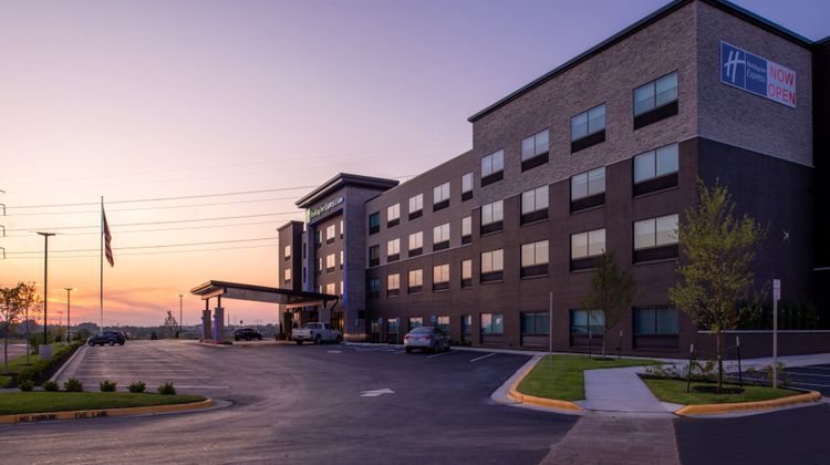 Holiday Inn Express & Suites Olathe West Exterior
