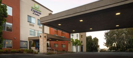 Holiday Inn Express Hotel & Suites Exterior
