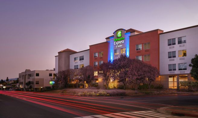 Holiday Inn Express Hotel & Suites Exterior