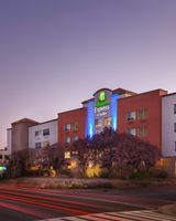 Holiday Inn Express Hotel & Suites