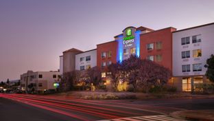 Holiday Inn Express Hotel & Suites