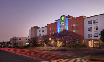 Holiday Inn Express Hotel & Suites