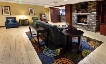 Holiday Inn Express & Sts Milford