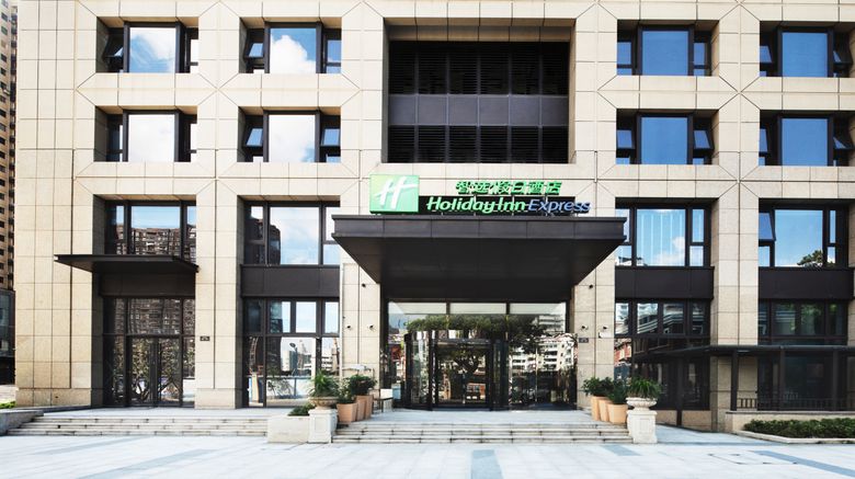 <b>Holiday Inn Express Zhoushan Dinghai Exterior</b>. Images powered by <a href="https://www.leonardoworldwide.com/" title="Leonardo Worldwide" target="_blank">Leonardo</a>.