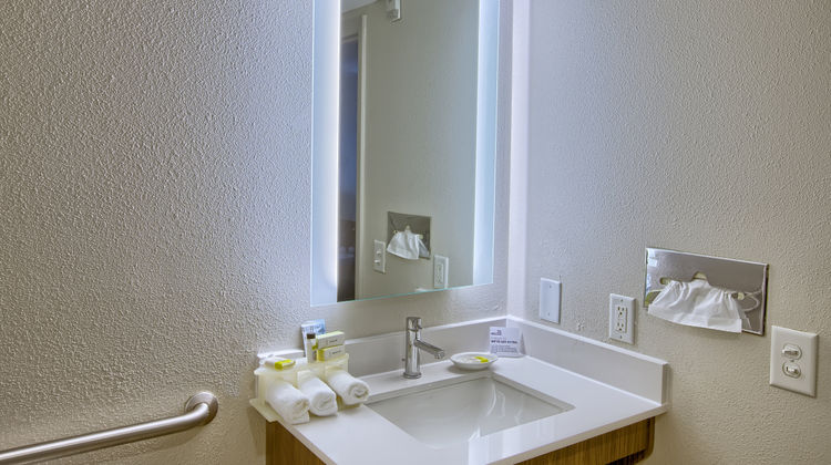 Holiday Inn Express Suites Wakefield Room