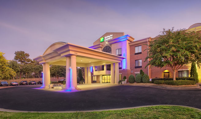 Holiday Inn Express Suites Wakefield Exterior