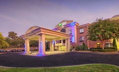 Holiday Inn Express Suites Wakefield