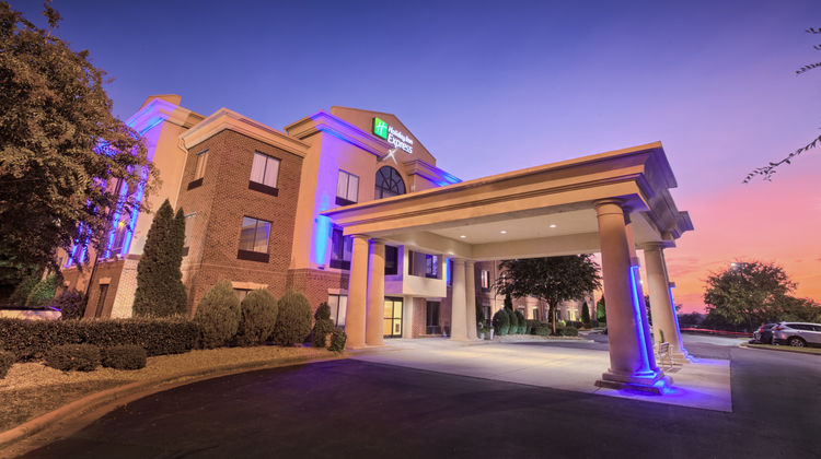 Holiday Inn Express Suites Wakefield Exterior