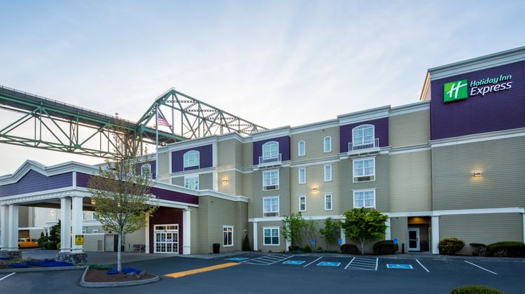 Holiday Inn Express Hotel & Suites Exterior