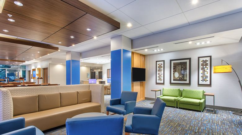 <b>Holiday Inn Express Williamsburg Lobby</b>. Images powered by <a href="https://www.leonardoworldwide.com/" title="Leonardo Worldwide" target="_blank">Leonardo</a>.