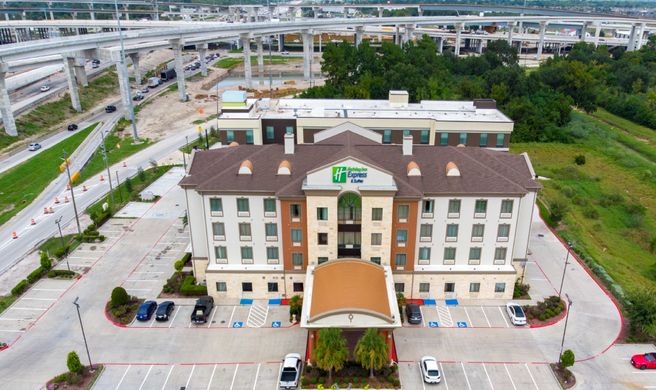 Holiday Inn Express & Stes Houston South Exterior