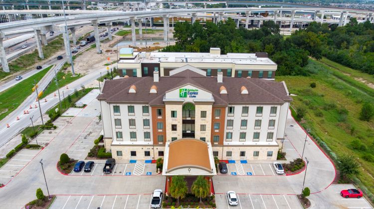 Holiday Inn Express & Stes Houston South Exterior