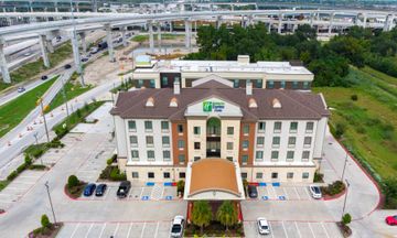 Holiday Inn Express & Stes Houston South