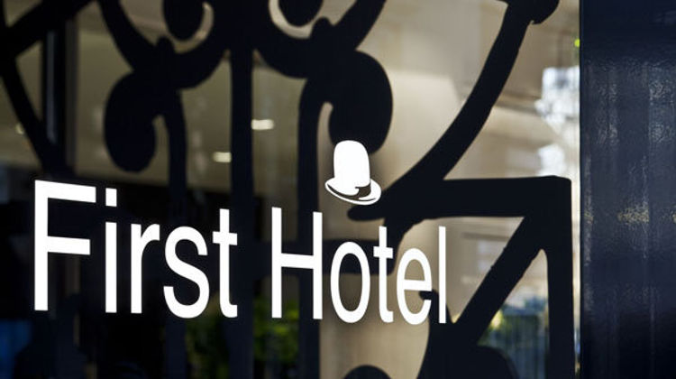 Hotel First Paris Eiffel Exterior