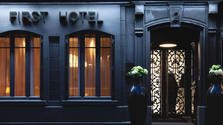 Hotel First Paris Eiffel Exterior