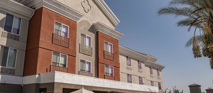 Holiday Inn Express Hotel & Suites Exterior
