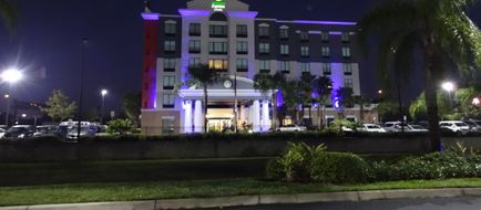 Holiday Inn Express Hotel & Suites Exterior