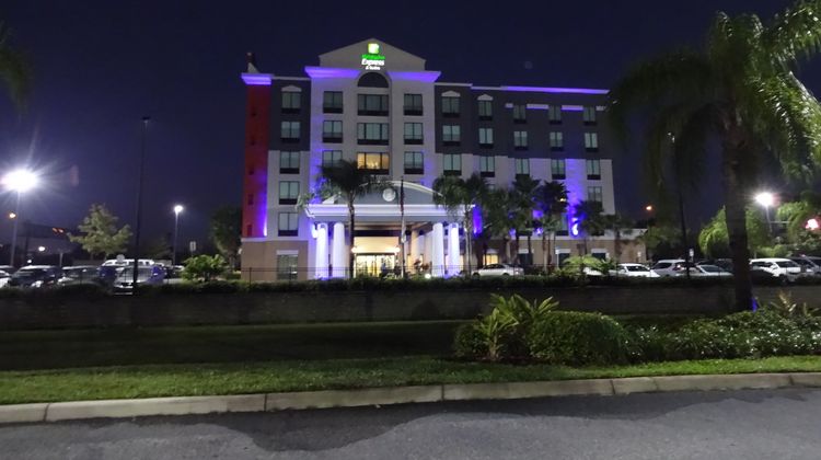 Holiday Inn Express Hotel & Suites Exterior