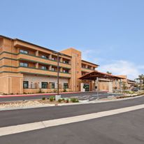 Holiday Inn Express Hotel & Suites