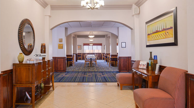 Holiday Inn Express Hotel & Suites Lobby