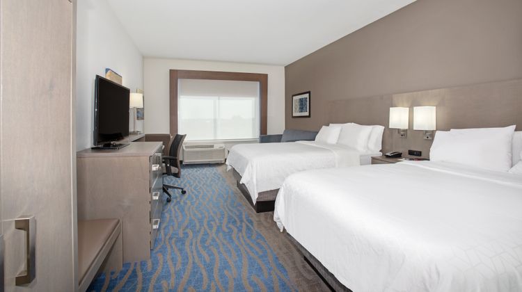 Holiday Inn Express & Suites Great Bend Suite