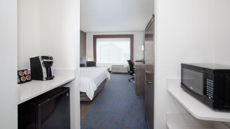 Holiday Inn Express & Suites Great Bend Suite