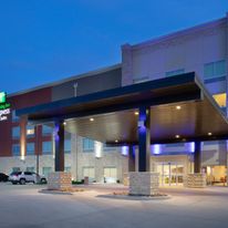 Holiday Inn Express & Suites Great Bend