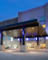 Holiday Inn Express & Suites Great Bend