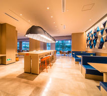 Holiday Inn Express West Lobby