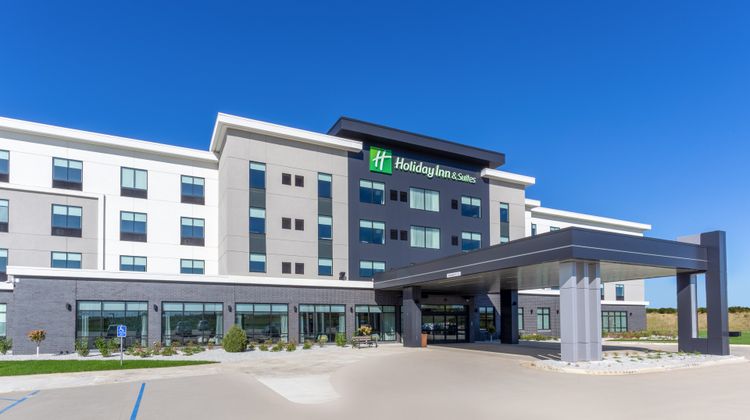 Holiday Inn & Suites-Waterloo Event Ctr Exterior
