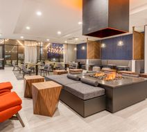 Holiday Inn & Suites-Waterloo Event Ctr Lobby