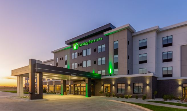 Holiday Inn & Suites-Waterloo Event Ctr Exterior