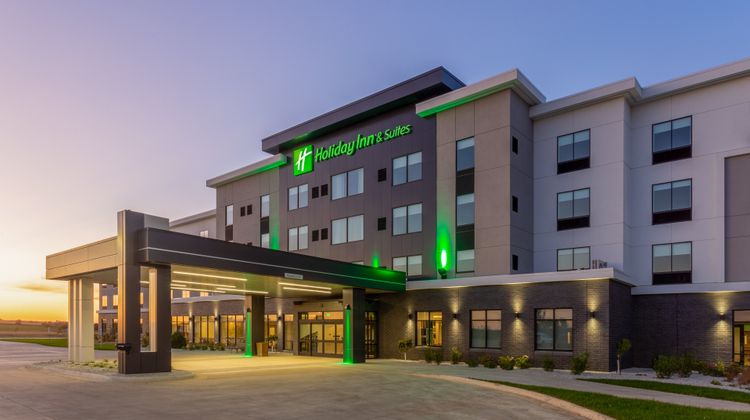 Holiday Inn & Suites-Waterloo Event Ctr Exterior