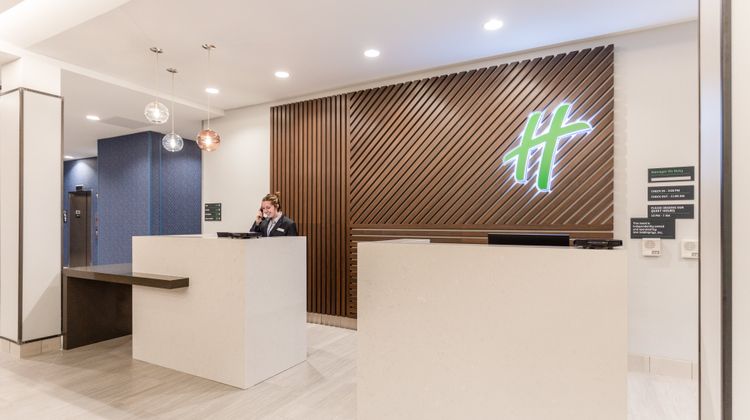 Holiday Inn & Suites-Waterloo Event Ctr Lobby