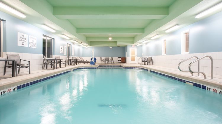 Holiday Inn Express & Suites Manhattan Pool