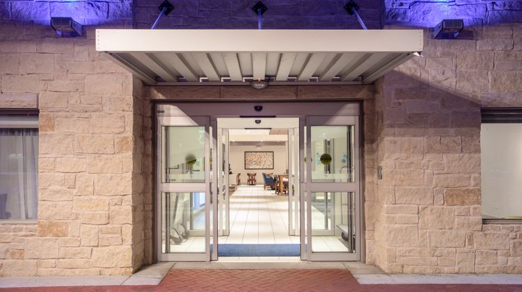 Holiday Inn Express & Suites Manhattan Exterior