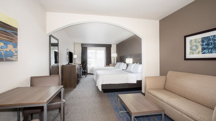 Holiday Inn Express & Suites Manhattan Suite
