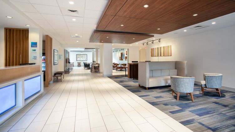 Holiday Inn Express & Suites Manhattan Lobby