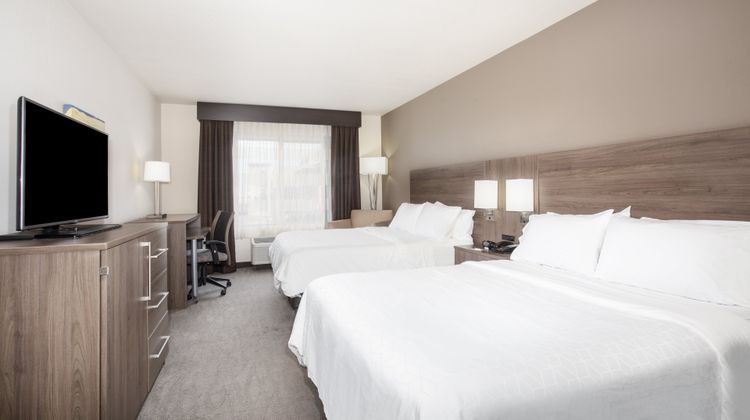 Holiday Inn Express & Suites Manhattan Suite