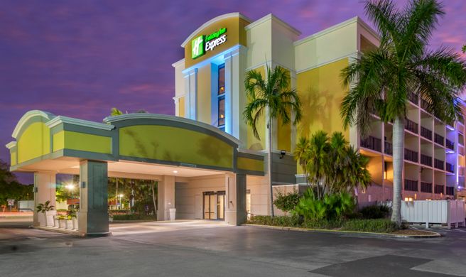 Holiday Inn Express Cape Coral Exterior