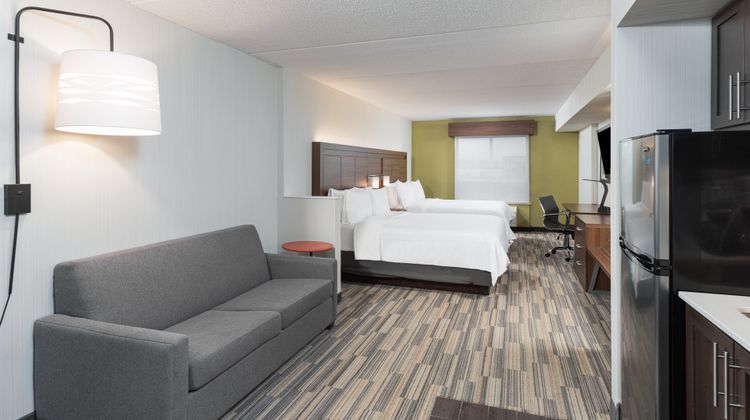 Holiday Inn Express & Suites Milton Suite