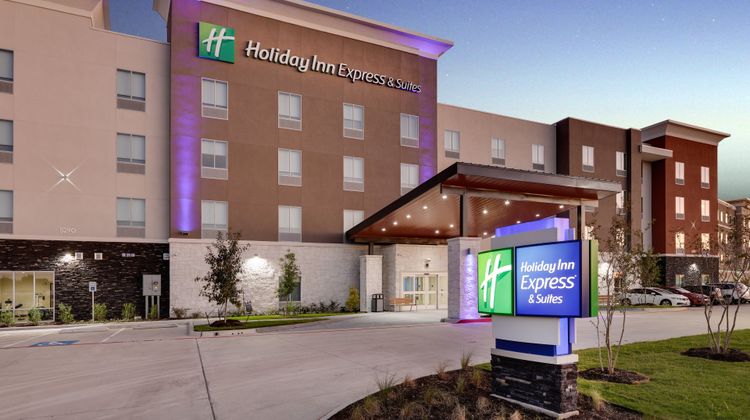 Holiday Inn Express & Suites Plano Exterior