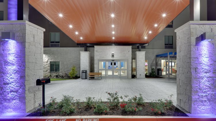 Holiday Inn Express & Suites Plano Exterior